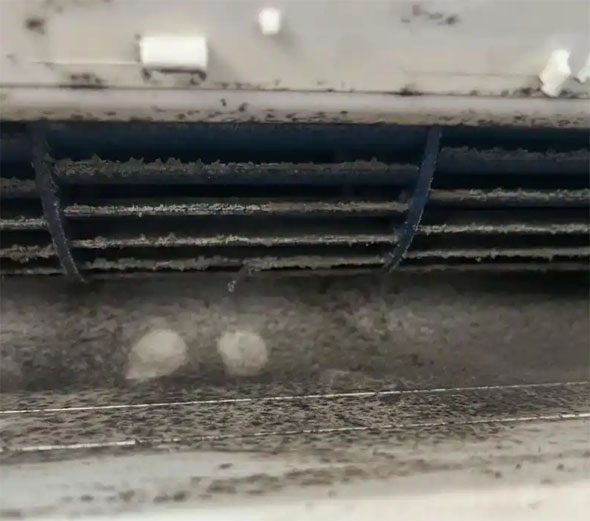 蒙自空调吹的风有股烧焦味是怎么回事